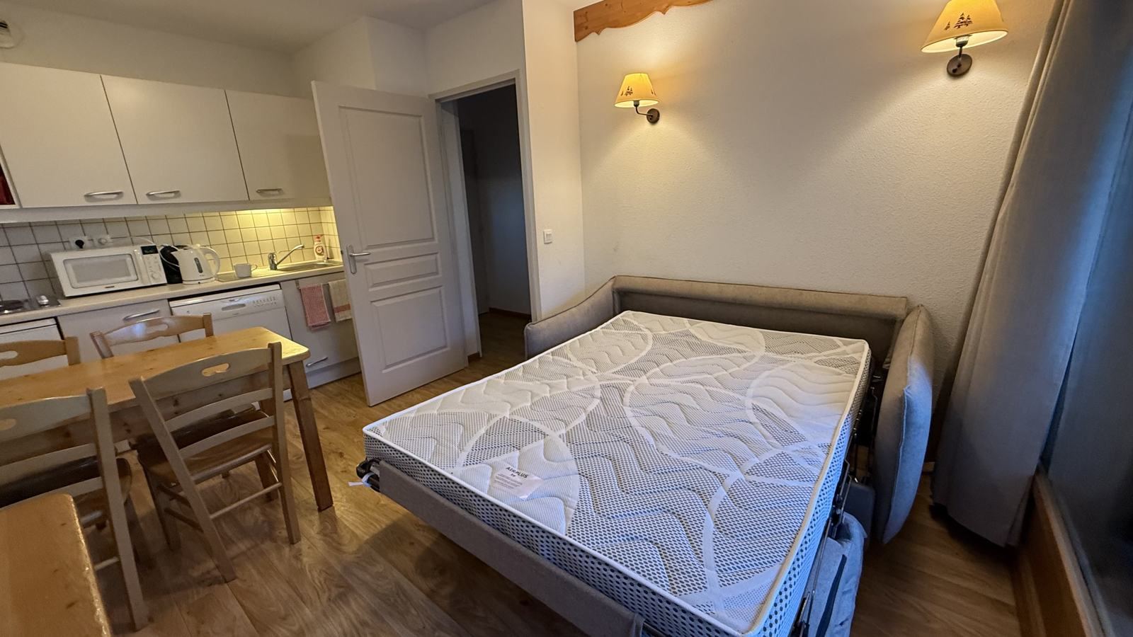 Le canapé convertible ouvert (140 × 195) · Appartement 405