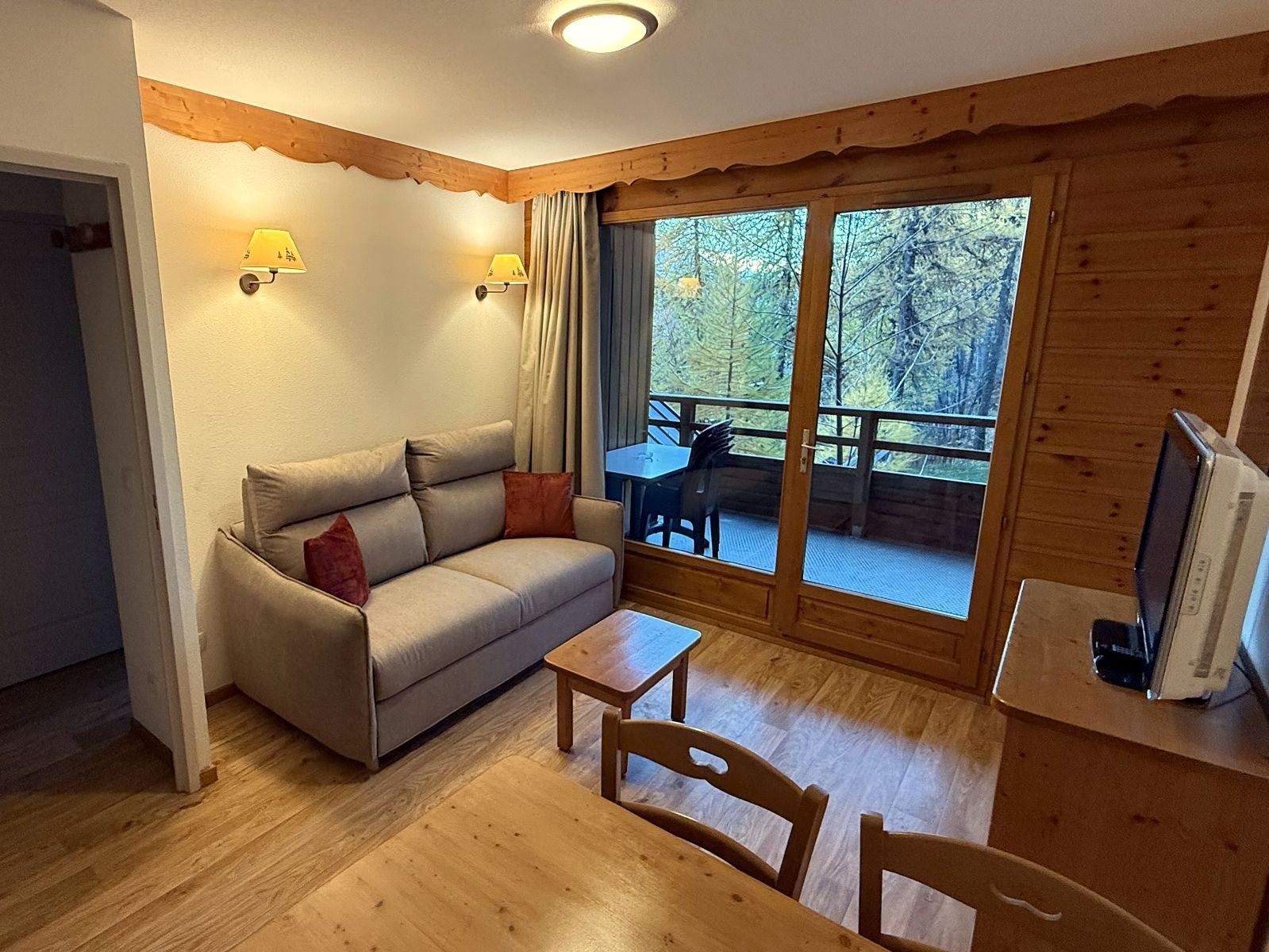 Le séjour et son canapé convertible · Appartement 405